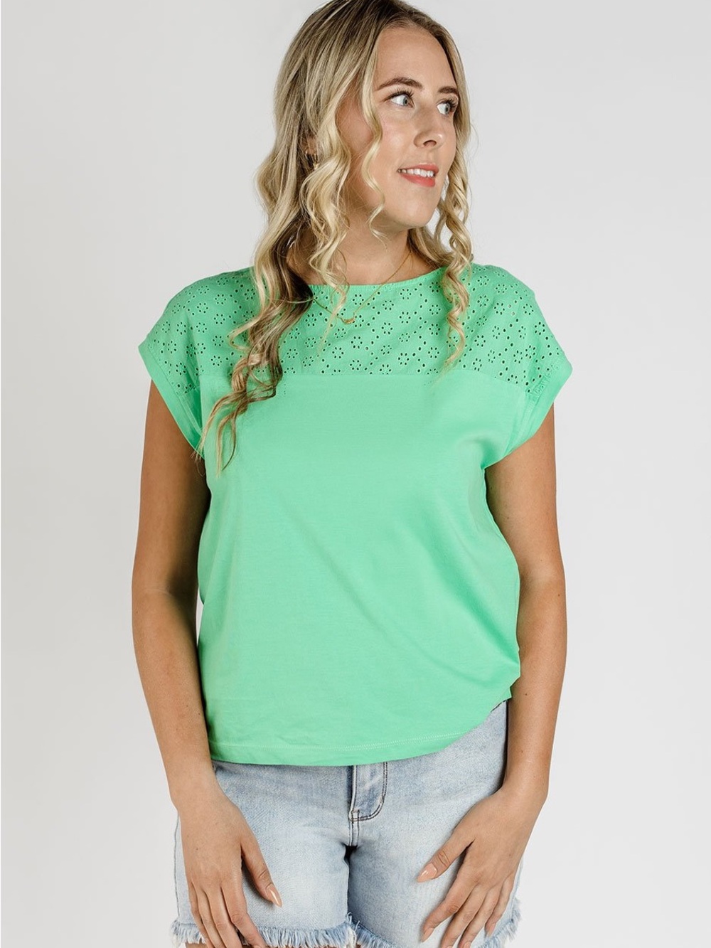 Boutique Top (NWT) 🍒 Vibrant Green with beautiful neckline detail, Small